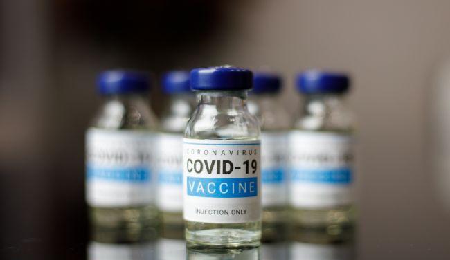 Британія почала вакцинацію від COVID-19. Вакцинують медиків і літніх