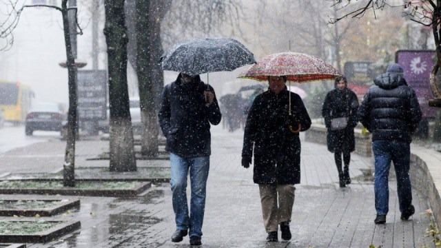 Синоптики попередили українців про мороз, дощі та сніг у середу