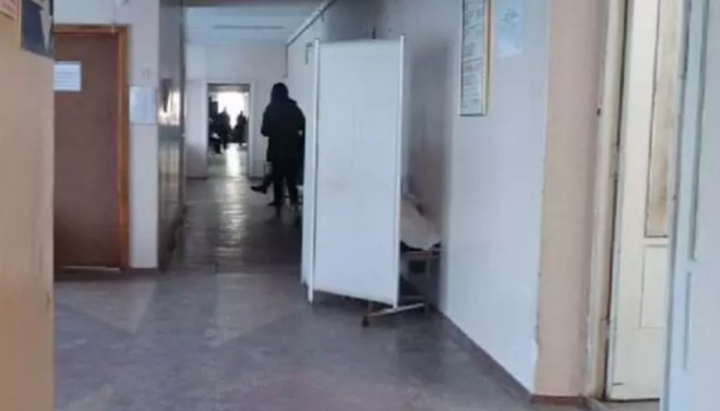 Тіло залишили у коридорі і ходили повз: у Тернополі в поліклініці помер чоловік, який хотів потрапити до лікаря