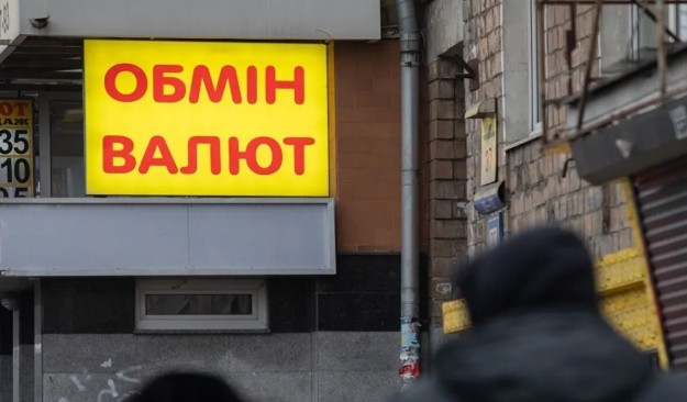 Курс долара в Україні оновить річний рекорд: скільки платитимемо за валюту