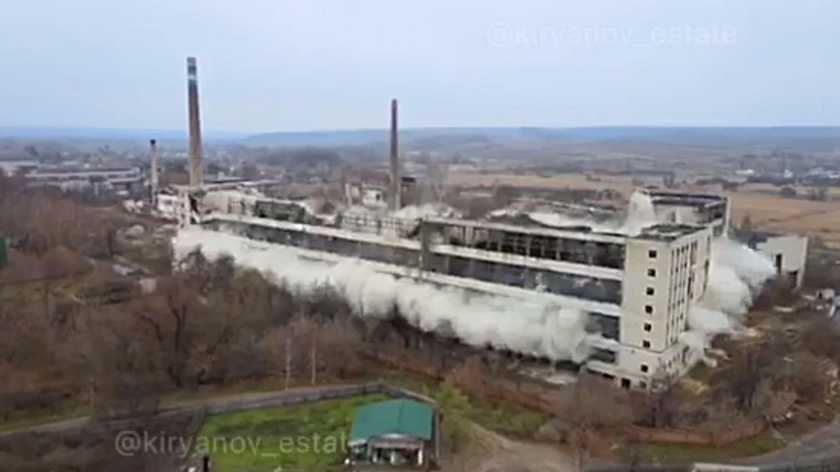 У Харкові підірвали легендарний фаянсовий завод: видовищне відео вибуху