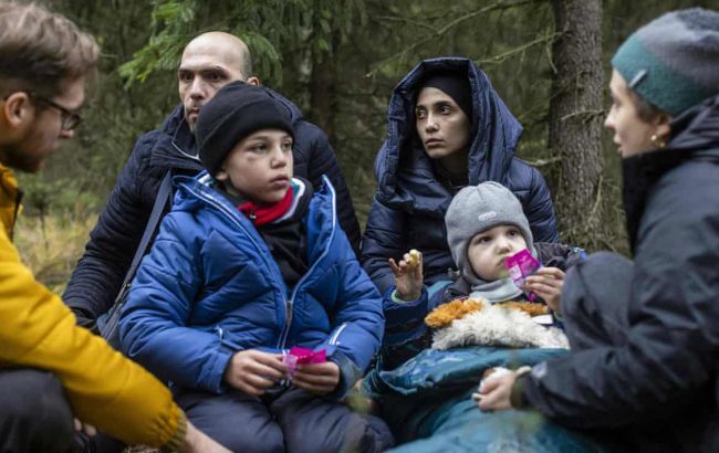 Табір мігрантів проти загону військових: що відбувається на кордоні Польщі та Білорусі