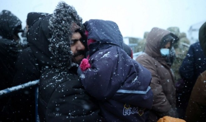 У Білорусі випав сніг, більшість мігрантів побачили його вперше у житті (фото і відео)