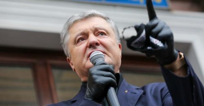 Адвокат Порошенка заявив, що той не прийде на допит у справі про держзраду