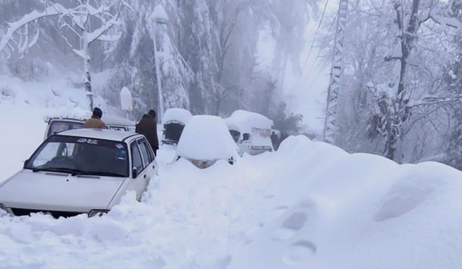 Смерть на курорті: понад 20 людей загинули в автомобілях під час снігопаду в Пакистані (фото)