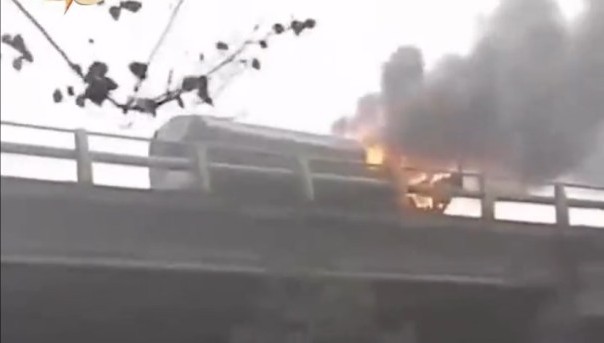 В Алмати спалили військову вантажівку. Відео