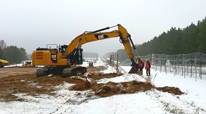 Польща розпочала будівництво стіни на кордоні з Білоруссю: відео