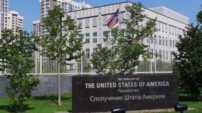 США дозволили дипломатам “добровільно виїхати”: в МЗС України заявили про передчасність рішення