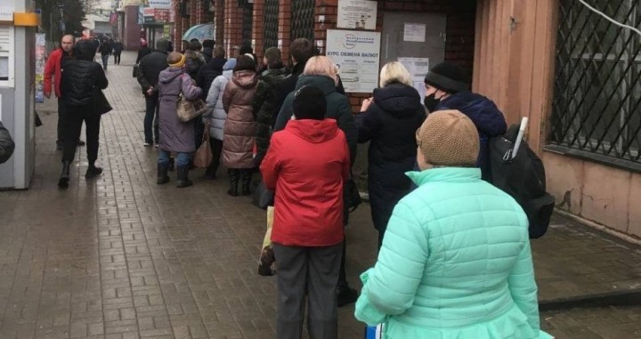 Величезні черги до банкоматів і заправок: в окупованому Донецьку почалась паніка серед населення