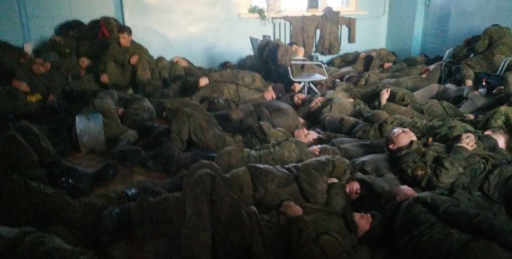 Голодують і сплять на підлозі: у мережі показали військових Росії, які “застрягли” біля кордону (фото)