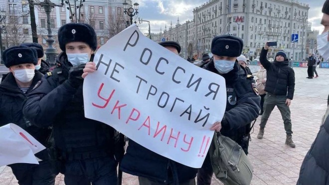 “Росія, не чіпай Україну”: у Москві затримали поодиноких протестувальників (фото)