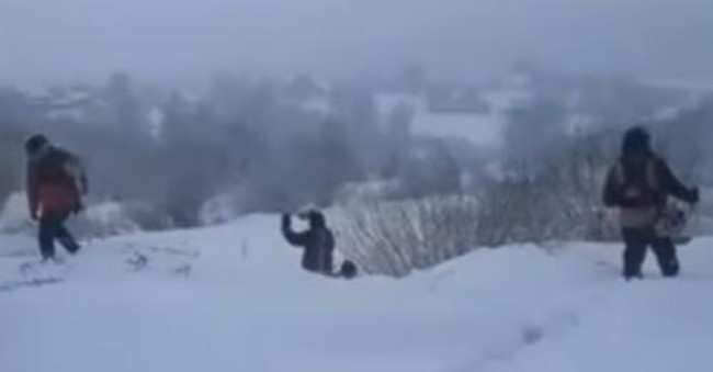 Мережу “підірвало” відео, як біля залізничних колій на Закарпатті косять бур’ян по коліна у снігу