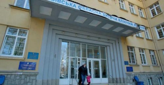 Львівські медики витягли з ока трирічної дівчинки 10-сантиметрового гельмінта: жахливе фото