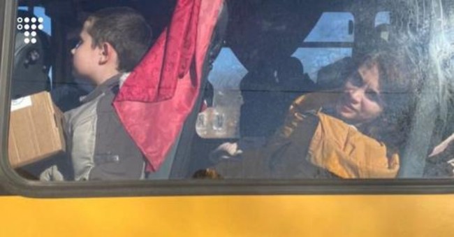 Сотні евакуйованих з Донбасу провели цілу ніч в автобусах, їх досі ніде не прийняли — ЗМІ