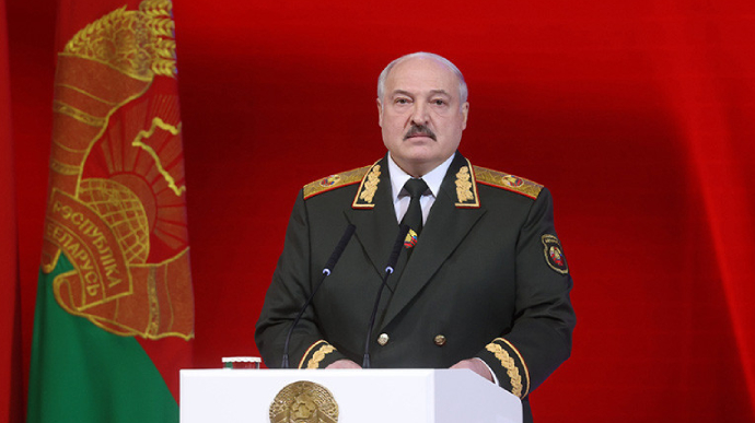 Лукашенко каже, що по Білорусі вдарили ракетою, але вступати у війну він “не збирається”