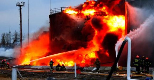 Пожежу на нафтобазі у Львові гасили близько 13 годин