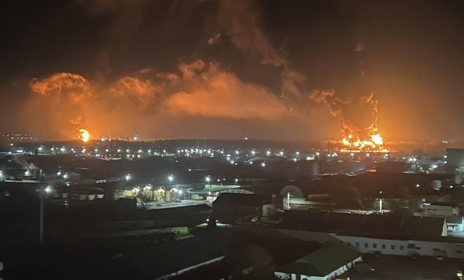 У російському Брянську вибухнула та палає місцева нафтобаза (відео)