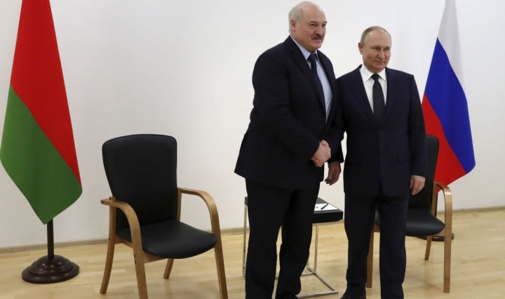 “Нас може не бути”: Лукашенко заявив, що “Росія не повинна самостійно боротися з НАТО”