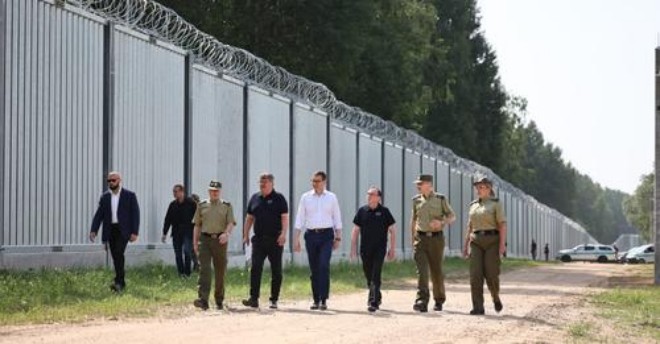Польща завершила будівництво паркану на кордоні з Білоруссю (фото, відео)