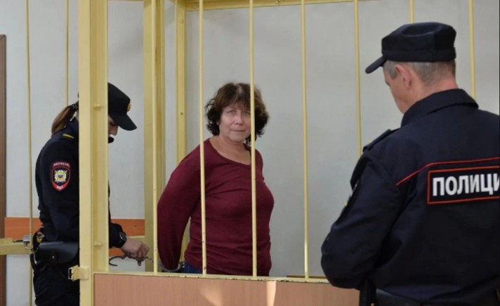 У РФ суд придумав нове покарання для жінки, яка залишила записку на могилі батьків Путіна