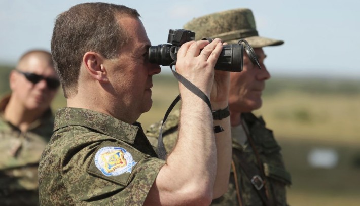 “Всім вистачить”: Медведєв пригрозив, що РФ збільшує виготовлення високоточної зброї