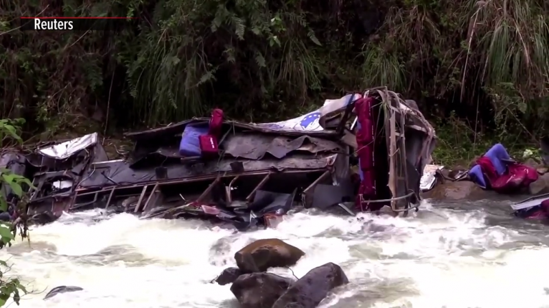 Кpoв в жилах стигне: пасажирський автобус перекинувся і впав з урвища в річку: 25 людей загинуло, 13 поранено (ДЕТАЛІ ТА ФОТО)