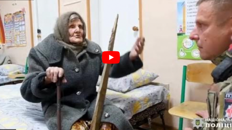 🥹💔У 98 років зробила неможливе: літня жінка, опираючись на дерев’яні палки, пішки вийшла з окупованої частини Очеретиного