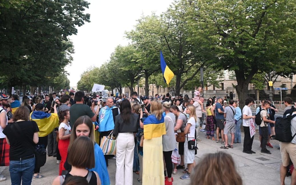 У Берліні заборонили розмовляти українською на мітингу проти російського удару по “Охматдит”