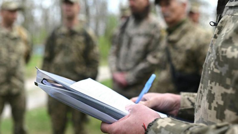 У мережі заявили, що робітник ТЦК “накинувся” на жінку в Одесі: військові зробили заяву