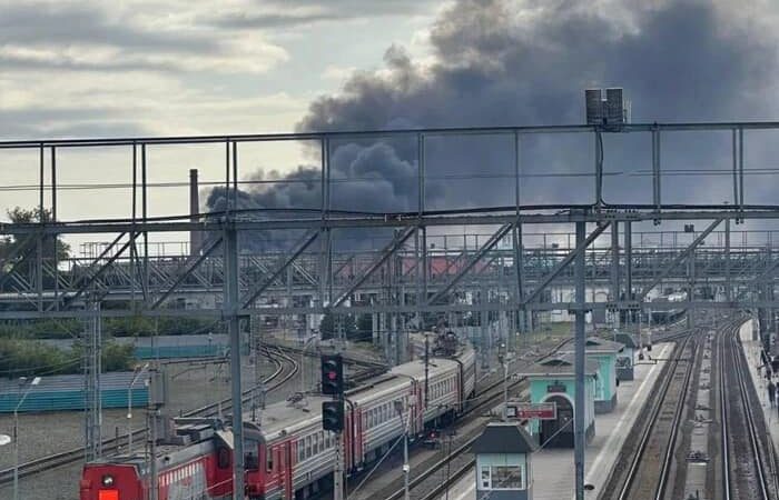 В Омську палає військовий завод, валить густий стовп диму (фото, відео)