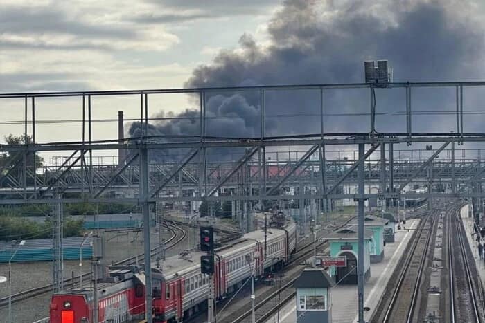 В Омську палає військовий завод, валить густий стовп диму (фото, відео)