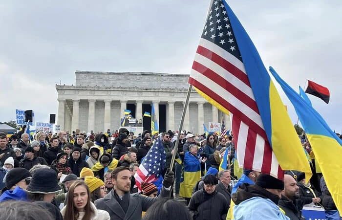 Сотні людей із українськими прапорами вийшли на мітинг у Вашингтоні (фото)