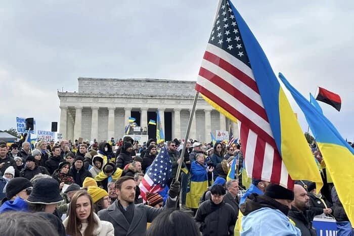 Сотні людей із українськими прапорами вийшли на мітинг у Вашингтоні (фото)