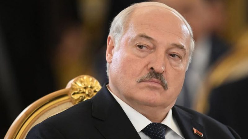 “Спокійно домовимось”. Лукашенко запропонував організувати переговори України, США та РФ