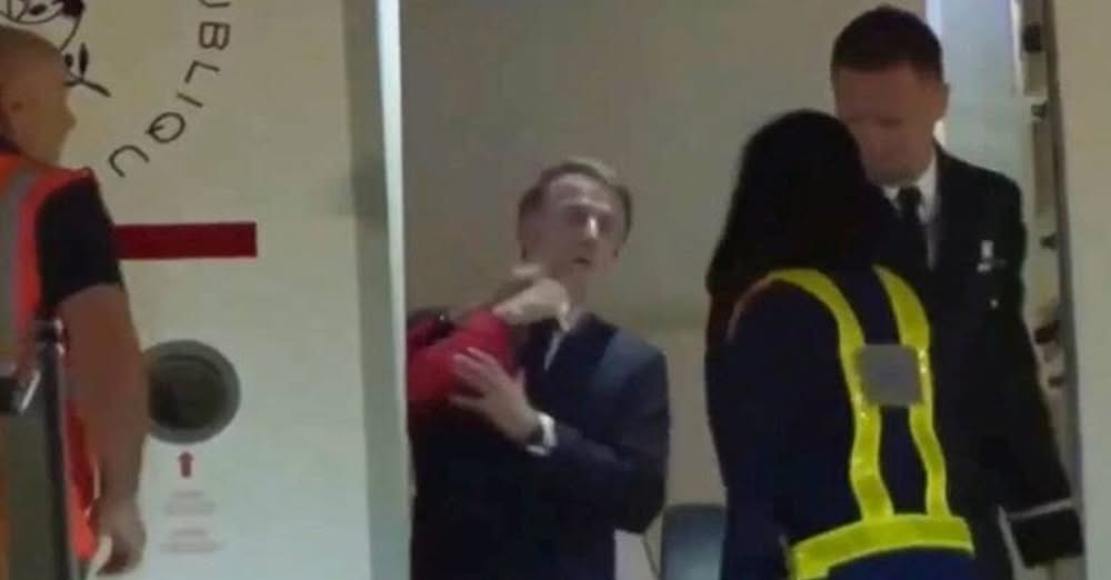 Макрон отримав “ляпаса” від дружини: Єлисейський палац відреагував (відео)