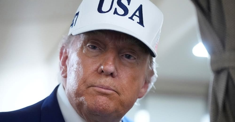 Українці ставляться до Трампа майже, як до росіян — опитування