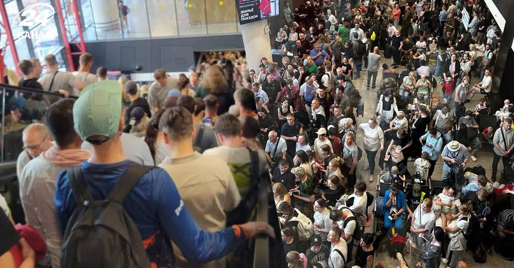 В аеропортах Росії – колапс: сотні пасажирів годинами не випускають через загрозу БпЛА