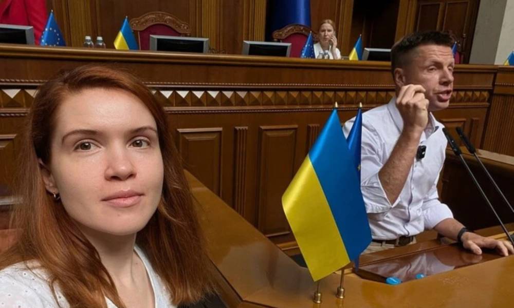 Черговий скандал: нардепка Безугла показала “мавпу” у Верховній Раді (фото)