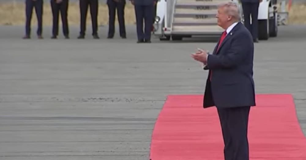 Трамп тричі аплодував Путіну: Білий дім намагався приховати цей факт