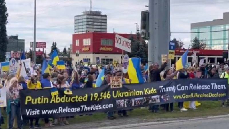 Сотні жителів Аляски вийшли на мітинг перед самітом Трампа з Путіним, щоб підтримати Україну
