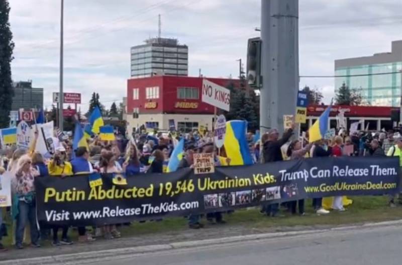 Сотні жителів Аляски вийшли на мітинг перед самітом Трампа з Путіним, щоб підтримати Україну