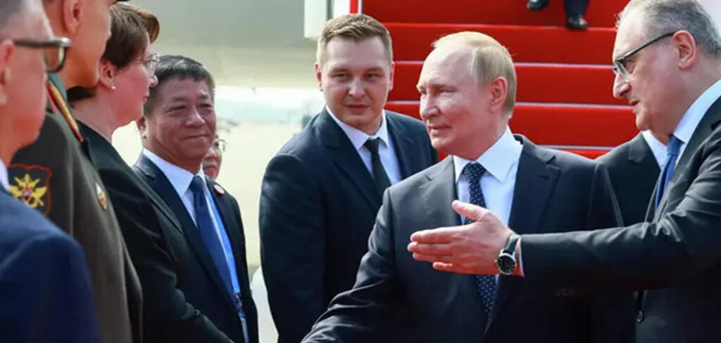 Зустрічали з червоною доріжкою: чому Путін прибув у Китай у “переломний” момент перемовин щодо України
