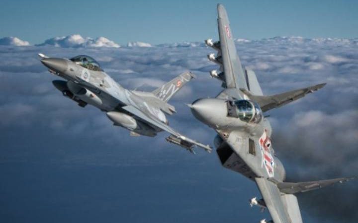 Польща підняла військову авіацію через масовану атаку на Україну