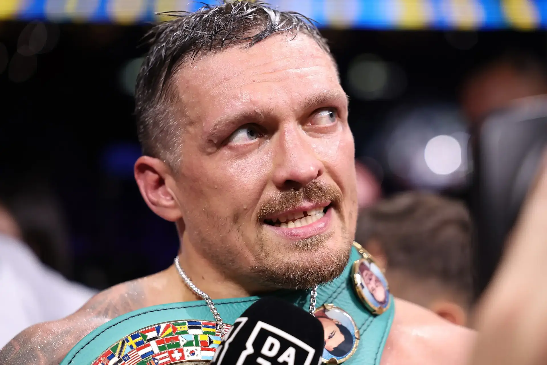 WBO наказала Усику надати оновлений медичний висновок після появи відео, де Олександр танцює і грає в футбол