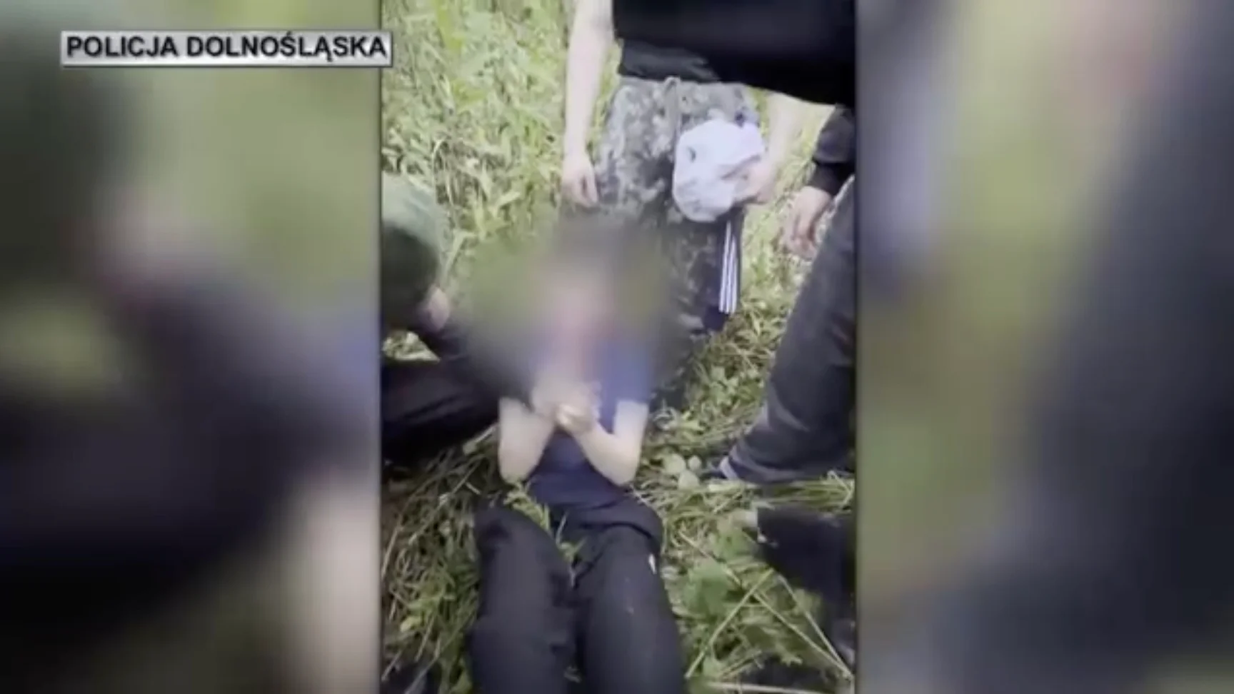 Побили, поголили голову й намалювали нацистську символіку на обличчі: у Польщі підлітки вчинили жорстокий “самосуд” над українцем