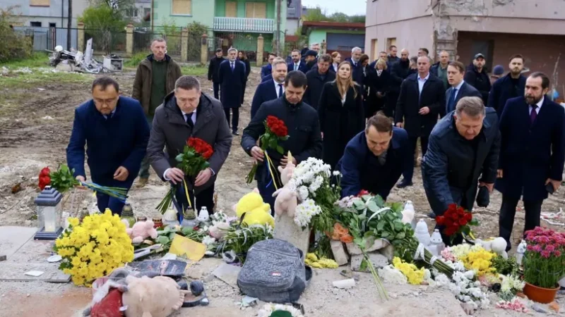 “Ця втрата – відкрита рана”: глава МЗС Польщі прибув на Львівщину і відвідав місце російського удару. Фото