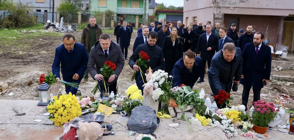 “Ця втрата – відкрита рана”: глава МЗС Польщі прибув на Львівщину і відвідав місце російського удару. Фото