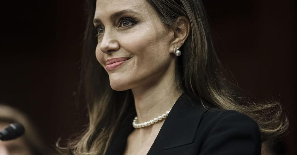 У Зеленського про візит Джолі не знали, вона перетнула кордон пішки, – Politico