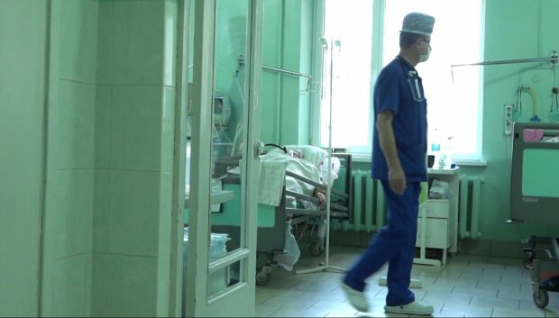 “Авось підійде”: українським лікарям видали будівельні окуляри та непридатні халати для захисту від вірусу, відео