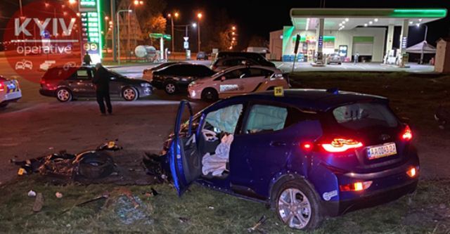У Києві водій на Chevrolet збив насмерть поліцейську, яка йшла тротуаром: з’явилося відео